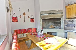 cocina con mesa de madera y chimenea en Apartment Brela 6056a en Brela