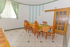 Fotografia z galérie ubytovania Apartments and rooms by the sea Brela, Makarska - 6056 v destinácii Brela