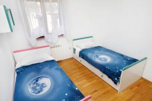 - une chambre avec 2 lits jumeaux dans une pièce dotée d'étoiles dans l'établissement Apartments with a parking space Vinisce, Trogir - 5978, à Vinišće