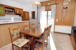 - une salle à manger avec une table et des chaises en bois dans l'établissement Apartments with a parking space Vinisce, Trogir - 5978, à Vinišće