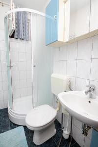 ein Bad mit einem WC und einem Waschbecken in der Unterkunft Apartments by the sea Vinisce, Trogir - 5981 in Vinišće