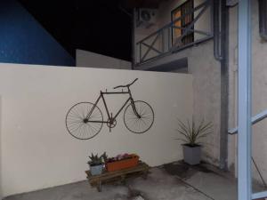 un vélo suspendu sur le côté d'un mur dans l'établissement Encantador departamento, à San Rafael