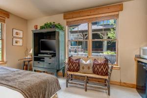 1 dormitorio con 1 cama, TV y ventana en Lodges at Deer Valley - #2220 en Park City