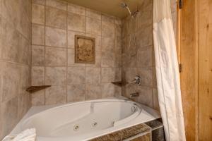 y baño con bañera y ducha. en Lodges at Deer Valley - #2220 en Park City