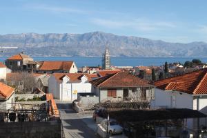 Fotografie z fotogalerie ubytování Apartments with a parking space Supetar, Brac - 6036 v destinaci Supetar
