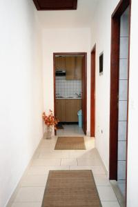 un pasillo de una casa con una cocina en ella en Apartments with a parking space Supetar, Brac - 6036, en Supetar
