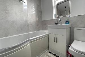 uma casa de banho com uma banheira, um lavatório e um WC. em Luxury 2 Bed Duplex Apartment by YO ROOM! - Leicester City- Free Parking em Leicester