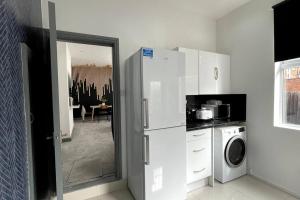uma cozinha com um frigorífico branco e um micro-ondas em Luxury 2 Bed Duplex Apartment by YO ROOM! - Leicester City- Free Parking em Leicester