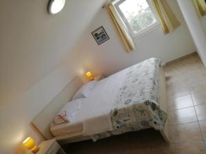 Postel nebo postele na pokoji v ubytování Apartments by the sea Sevid, Trogir - 6024