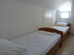 Postel nebo postele na pokoji v ubytování Apartments by the sea Sevid, Trogir - 6024