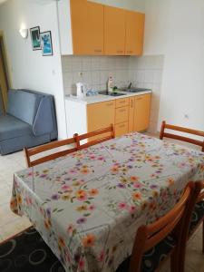 Kuchyň nebo kuchyňský kout v ubytování Apartments by the sea Sevid, Trogir - 6024