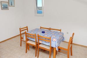 Postel nebo postele na pokoji v ubytování Apartments by the sea Sevid, Trogir - 6024