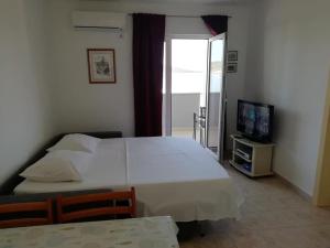 Postel nebo postele na pokoji v ubytování Apartments by the sea Sevid, Trogir - 6024