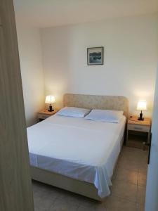 Postel nebo postele na pokoji v ubytování Apartments by the sea Sevid, Trogir - 6024