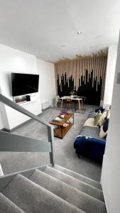 uma sala de estar com um sofá e uma mesa em Luxury 2 Bed Duplex Apartment by YO ROOM! - Leicester City- Free Parking em Leicester