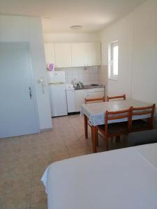 Kuchyň nebo kuchyňský kout v ubytování Apartments by the sea Sevid, Trogir - 6024