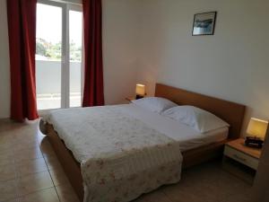 Postel nebo postele na pokoji v ubytování Apartments by the sea Sevid, Trogir - 6024