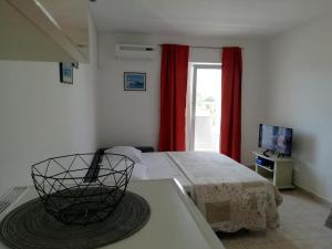 TV a/nebo společenská místnost v ubytování Apartments by the sea Sevid, Trogir - 6024