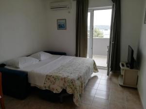 Postel nebo postele na pokoji v ubytování Apartments by the sea Sevid, Trogir - 6024