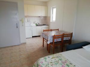 Kuchyň nebo kuchyňský kout v ubytování Apartments by the sea Sevid, Trogir - 6024