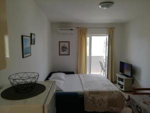 Postel nebo postele na pokoji v ubytování Apartments by the sea Sevid, Trogir - 6024