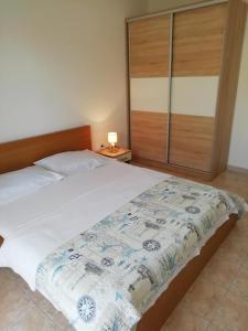 Postel nebo postele na pokoji v ubytování Apartments by the sea Sevid, Trogir - 6024