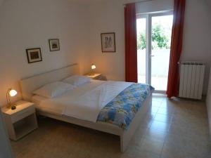 Postel nebo postele na pokoji v ubytování Apartments by the sea Sevid, Trogir - 6024