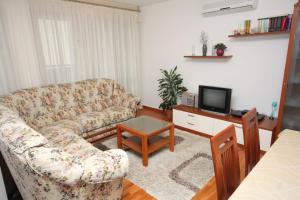 Fotografia z galérie ubytovania Apartments with a parking space Omis - 5989 v Omise + 12 fotografií