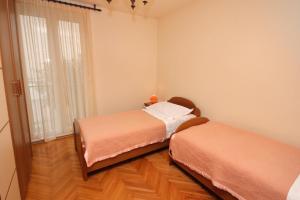 Ένα ή περισσότερα κρεβάτια σε δωμάτιο στο Apartments with a parking space Omis - 5989