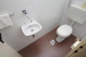 Ένα μπάνιο στο Apartments with a parking space Omis - 5989 +12 φωτογραφίες