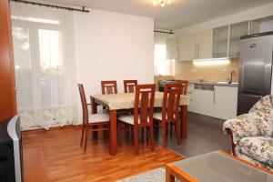 Η κουζίνα ή μικρή κουζίνα στο Apartments with a parking space Omis - 5989