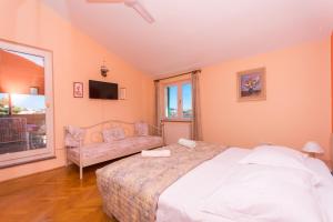 Postel nebo postele na pokoji v ubytování Apartments by the sea Seget Vranjica, Trogir - 6093