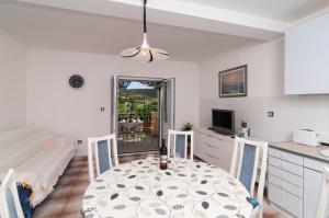 TV a/nebo společenská místnost v ubytování Apartments by the sea Vinisce, Trogir - 6015