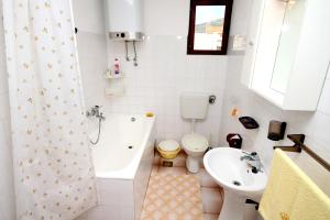 Koupelna v ubytování Apartments by the sea Vinisce, Trogir - 6015 + 21 fotografií