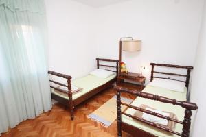 מיטה או מיטות בחדר ב-Apartments by the sea Kastel Stari, Kastela - 6059