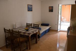 ロクヴァ・ロゴズニツァにあるApartments by the sea Lokva Rogoznica, Omis - 6005のテーブルとソファのあるダイニングルーム +23枚の写真
