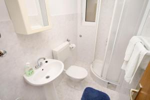 Et badeværelse på Apartments with parking space Slatine, Ciovo - 6061