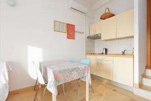 Kuchyňa alebo kuchynka v ubytovaní Apartments by the sea Brela, Makarska - 6006