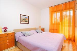 Postel nebo postele na pokoji v ubytování Apartments with a parking space Makarska - 5984