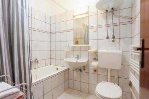 Koupelna v ubytování Apartments with a parking space Makarska - 5984 + 14 fotografií