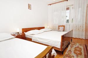 Postel nebo postele na pokoji v ubytování Apartments by the sea Sumpetar, Omis - 5983