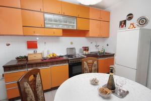 Kuchyň nebo kuchyňský kout v ubytování Apartments by the sea Sumpetar, Omis - 5983