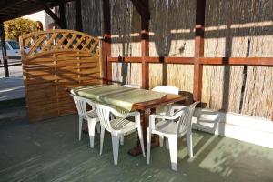 einen Holztisch und Stühle auf einer Veranda in der Unterkunft Seaside holiday house Bibinje, Zadar - 5854 in Bibinje
