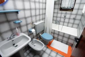 La petite salle de bains est pourvue de toilettes et d'un lavabo. dans l'établissement Apartments by the sea Lokva Rogoznica, Omis - 6004, à Lokva Rogoznica