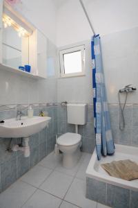 een badkamer met een toilet, een wastafel en een douche bij Apartments with a parking space Slatine, Ciovo - 5999 in Slatine