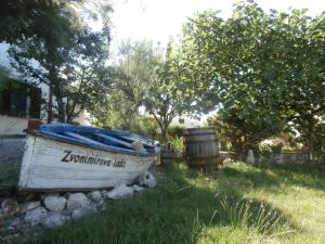 Vonkajšia záhrada v ubytovaní Apartments by the sea Ljubac, Zadar - 5947
