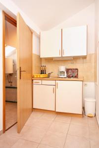 Kuchyňa alebo kuchynka v ubytovaní Apartments by the sea Ljubac, Zadar - 5947