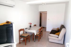 sala de estar con mesa y sofá en Apartments by the sea Ljubac, Zadar - 5947, en Ljubač