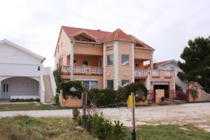 uma casa grande com uma varanda numa rua em Apartments with a parking space Nin, Zadar - 5936 em Nin