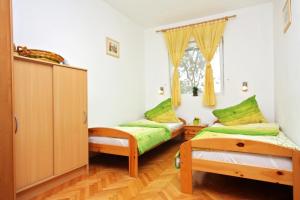 um quarto com 2 camas individuais e uma janela em Apartments with a parking space Nin, Zadar - 5936 em Nin